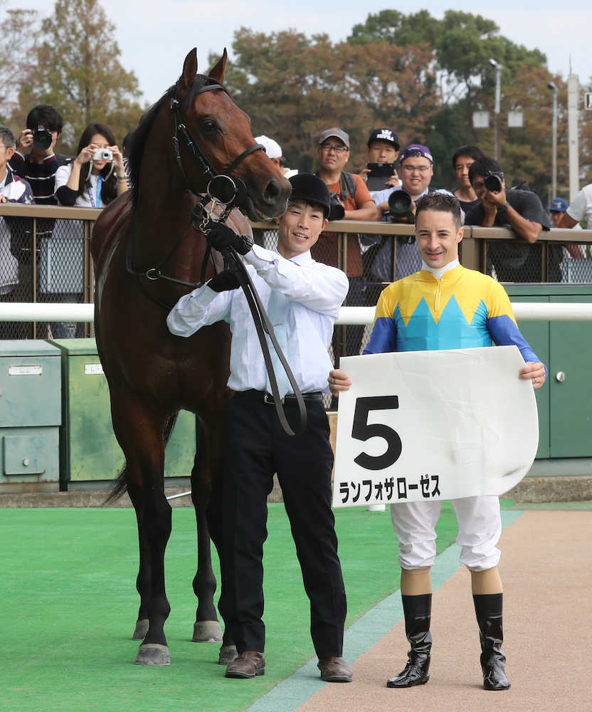東京競馬５Ｒの新馬戦を制したランフォザローゼスと騎乗したクリストフ・ルメール騎手（右）（撮影・郡司　修）