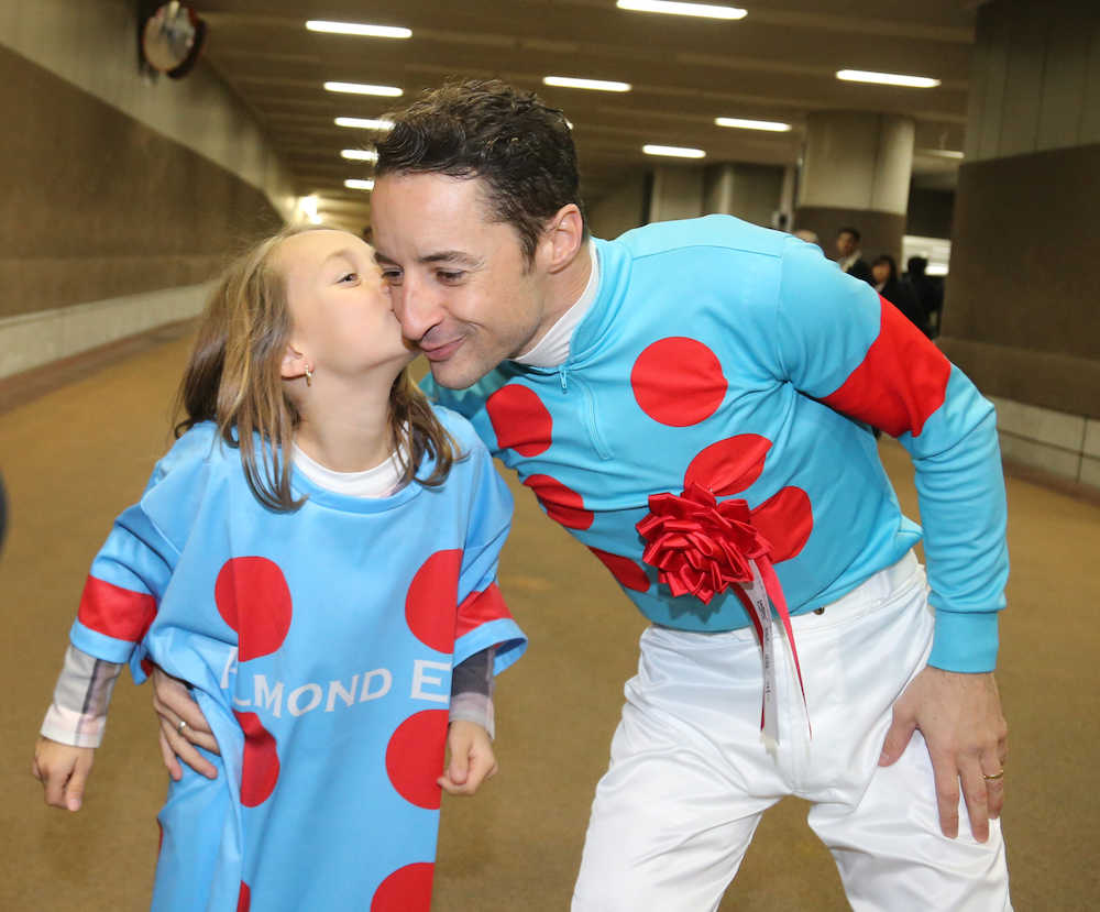＜ジャパンカップ＞アーモンドアイでレースを制したＣ・ルメール騎手は娘のアンドレアちゃんにキスされ笑顔（撮影・郡司　修）