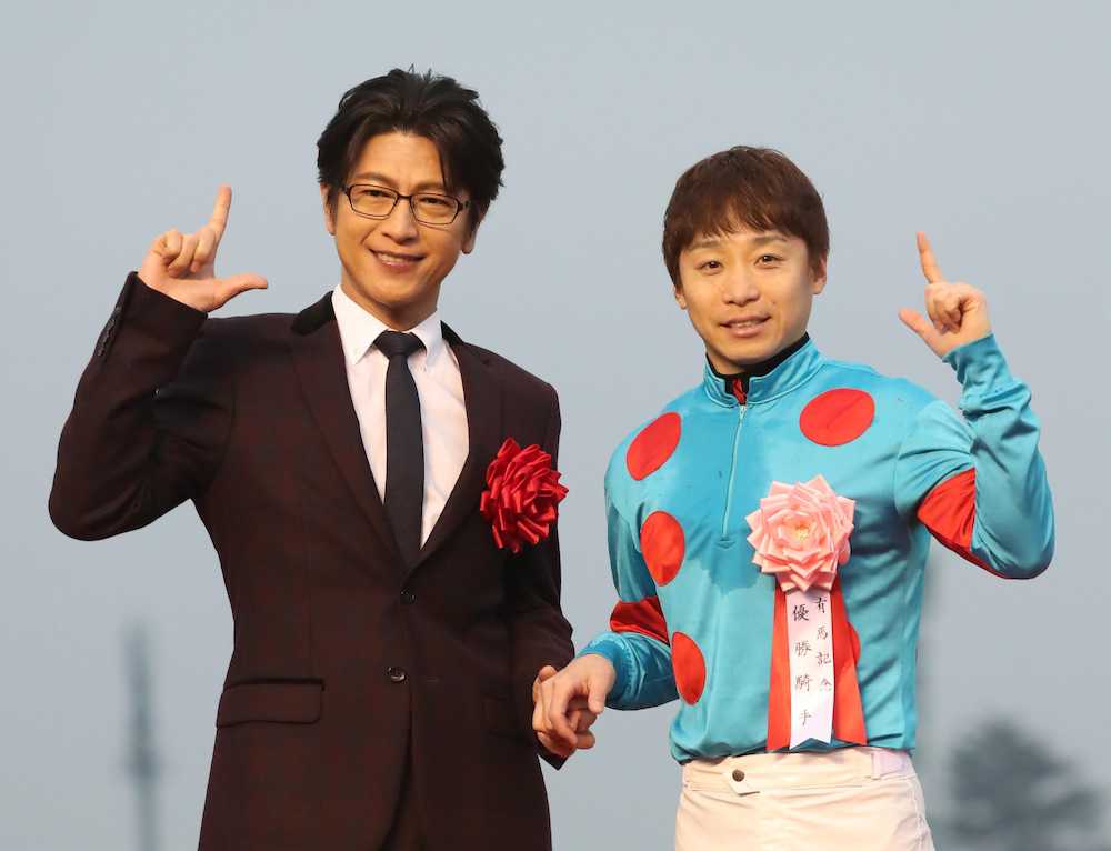 ＜有馬記念＞プレゼンターの俳優・及川光博（左）とポーズをとる池添（撮影・村上　大輔）