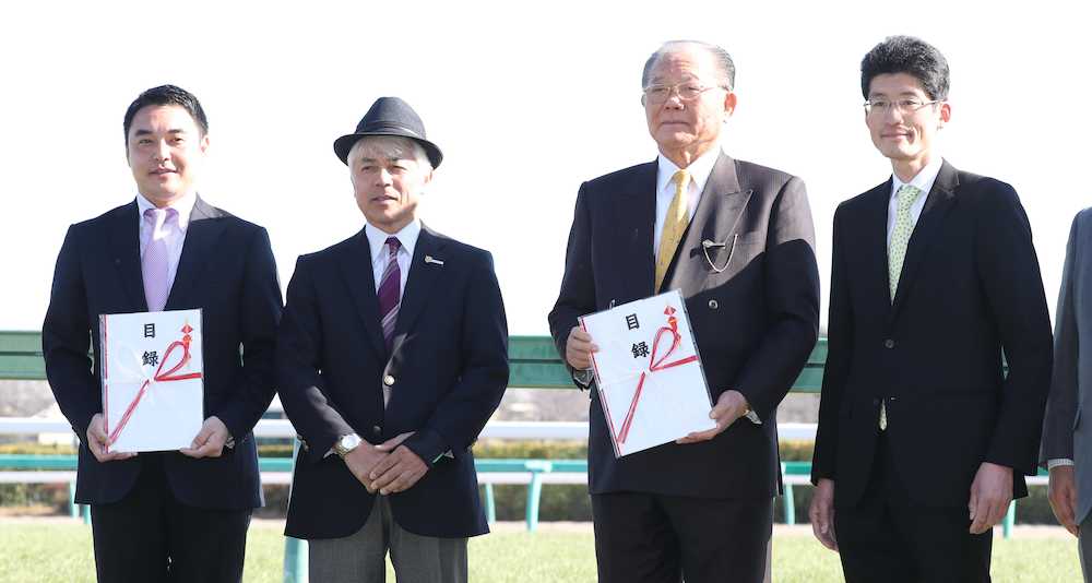 東京競馬記者クラブ賞を受賞した（左から）アーモンドアイのシルクレーシング・米本代表と国枝師、オジュウチョウサンの長山オーナーと和田正師（撮影・村上　大輔）