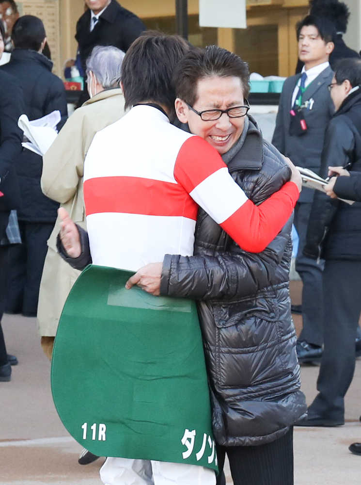 ＜シルクロードＳ＞レース後、北村友（左）と抱き合って喜ぶ安田隆師（撮影・平嶋　理子）