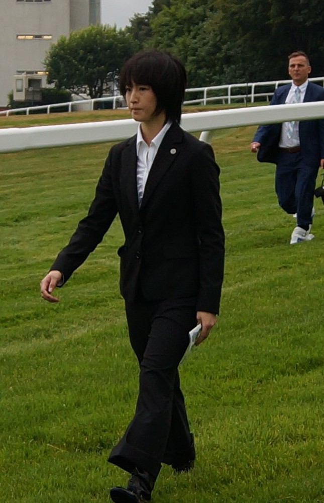 サンダウン競馬場の馬場を歩く当時１９歳の菜七子（撮影・平松さとし）