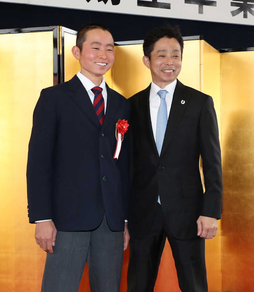 卒業式を終え父・岩田康誠騎手（右）と笑顔で記念撮影におさまる岩田望来（撮影・郡司　修）