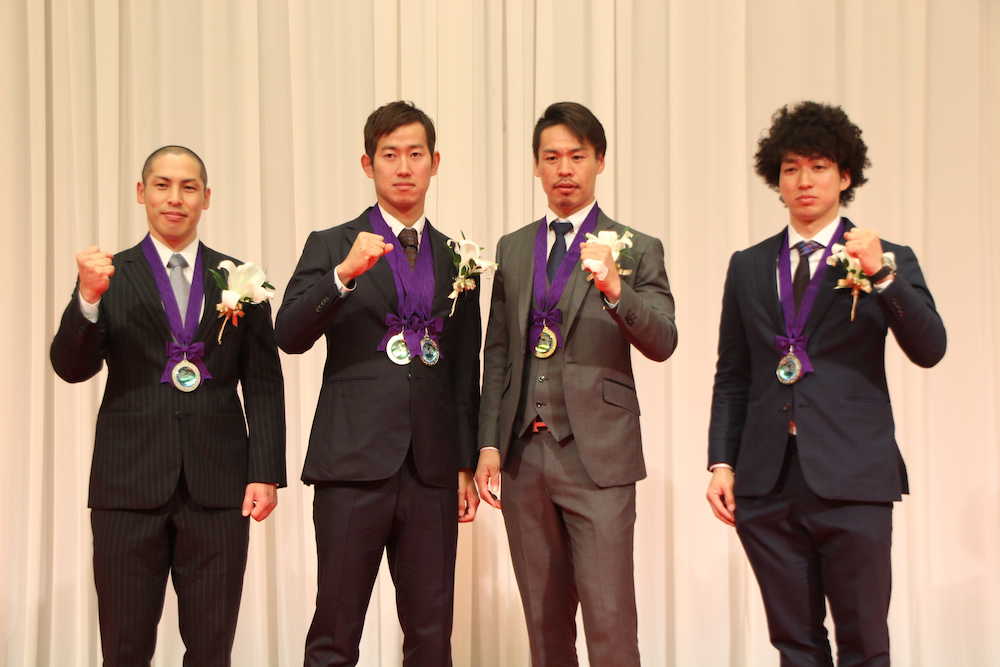 優秀選手表彰式に出席しガッツポーズをとる（左から）河端朋之、脇本雄太、浅井康太、山崎賢人