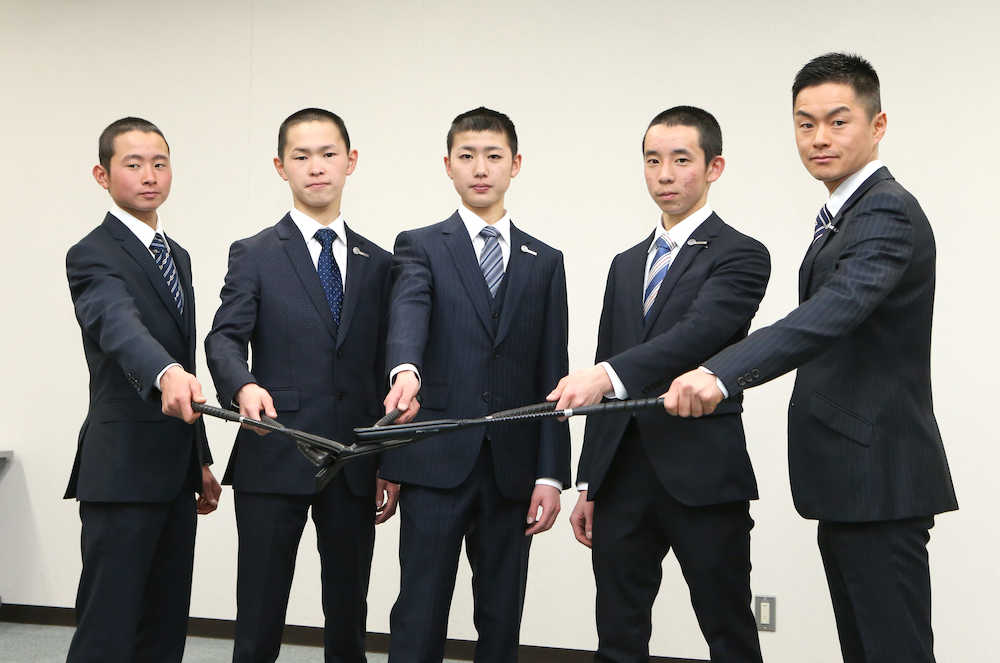 【画像・写真】【新人騎手ムチ贈呈式・栗東】岩田望「騎手との自覚を持つ」