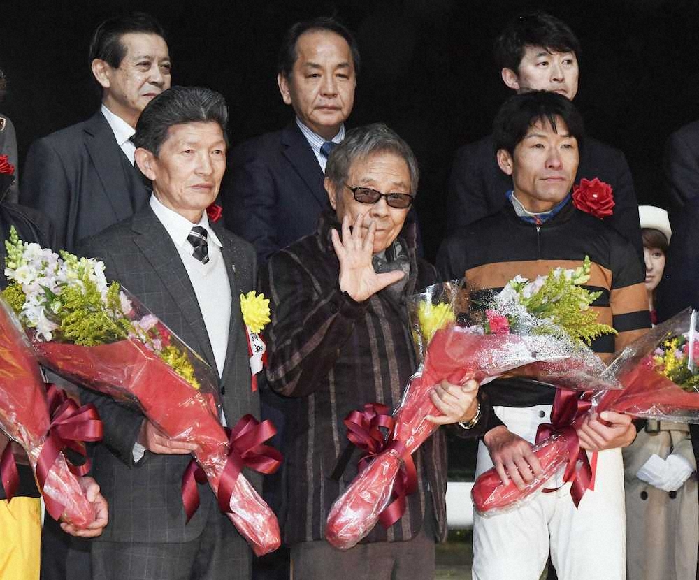 東京スプリントでキタサンミカヅキが優勝し、記念撮影するオーナーの北島三郎（中央）ら