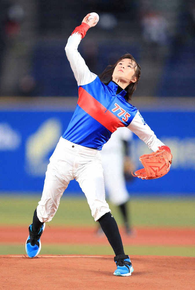 3年連続3回目の始球式を務める藤田菜七子　初のノーバウンド投球を達成し笑顔（撮影・白鳥　佳樹）　　　