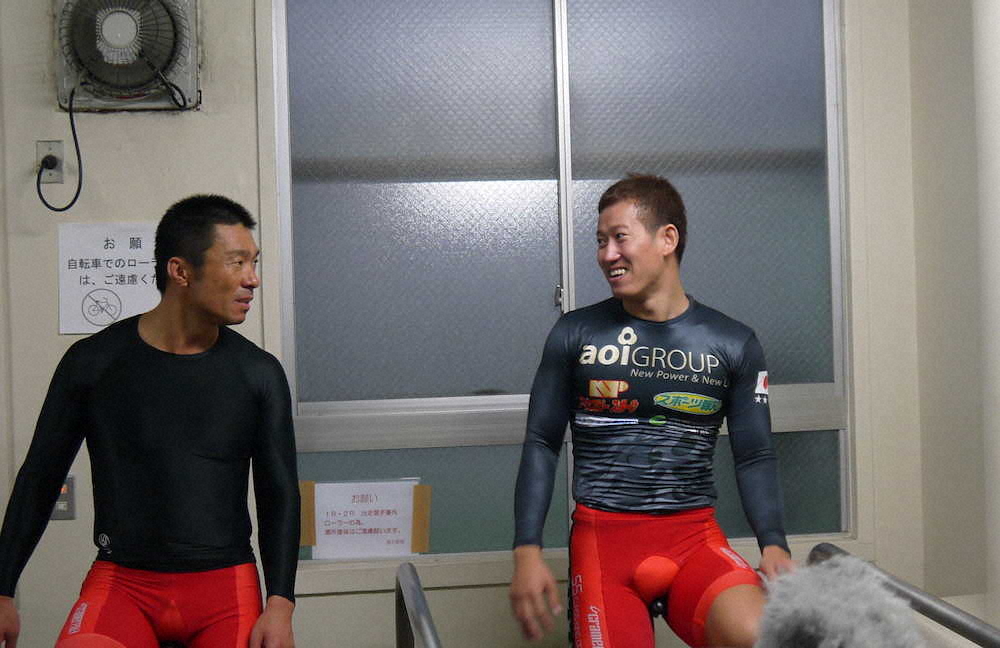 レース後、武田（左）と談笑する脇本