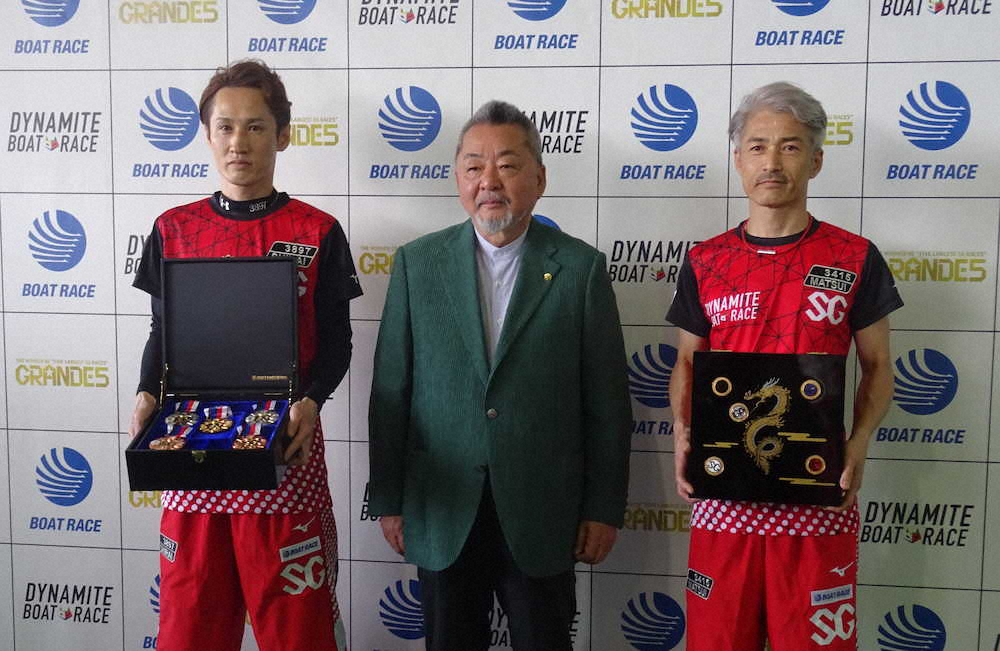 「ディスプレイケース」を贈呈された松井繁（右）と白井英治（左）。中央はBOATRACE振興会の小高会長