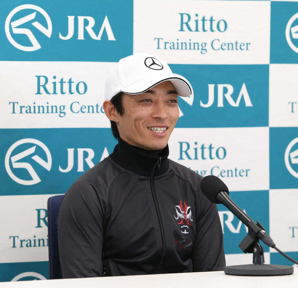 安田記念の共同会見で記者の質問に笑顔で答える川田将雅騎手