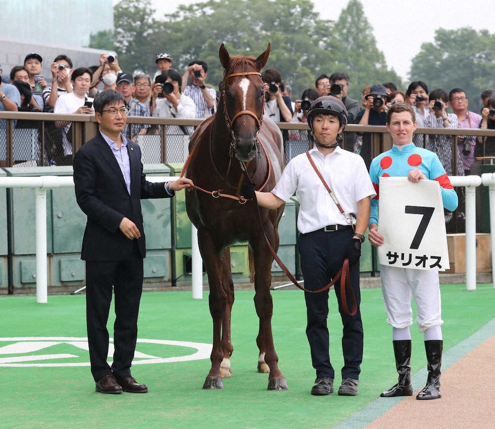 ＜東京5R新馬戦＞レースを制したサリオスと騎乗したダミアン・レーン（右端）、管理する堀宣行師（左端）（撮影・郡司　修）