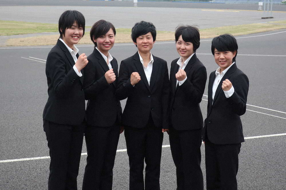 走路内でガッツポーズを決めるオートレース第34期生の女子5人。（左から）本田仁恵、信沢綾乃、松尾彩、桝崎星名、早川瑞穂
