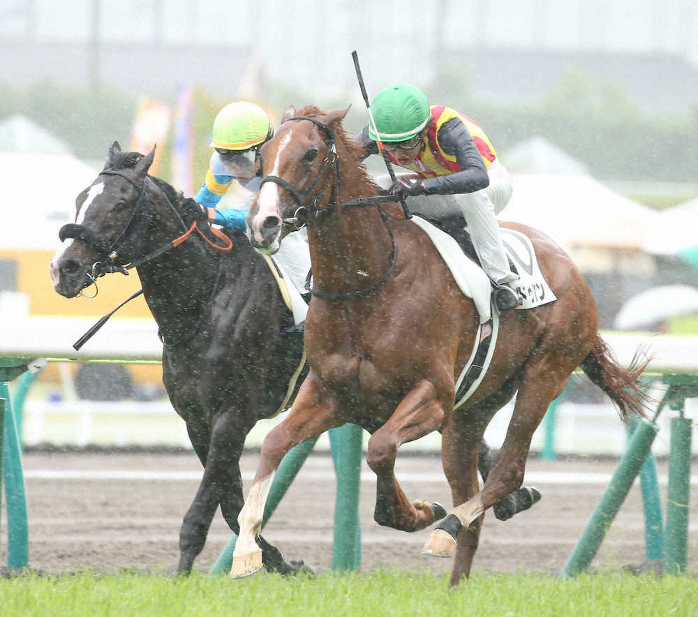 福島5R新馬戦　丸山騎乗のコンドゥクシオン（右手前）はトロワシャルムとの競り合いを制し1着（撮影・西川祐介）