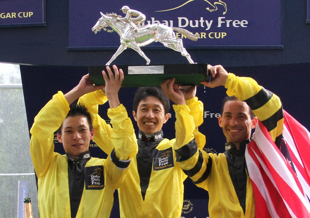 第13回シャーガーCで優勝を喜ぶ武豊騎手（中央）ら世界選抜チームメンバー。武豊騎手は個人４位。