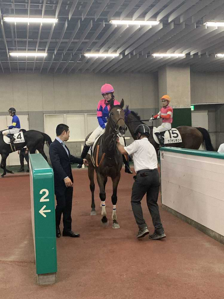 新潟4R、リュウグウヒメで勝った藤田菜七子。左のスーツを着ているのが武井師、鞍上が菜七子