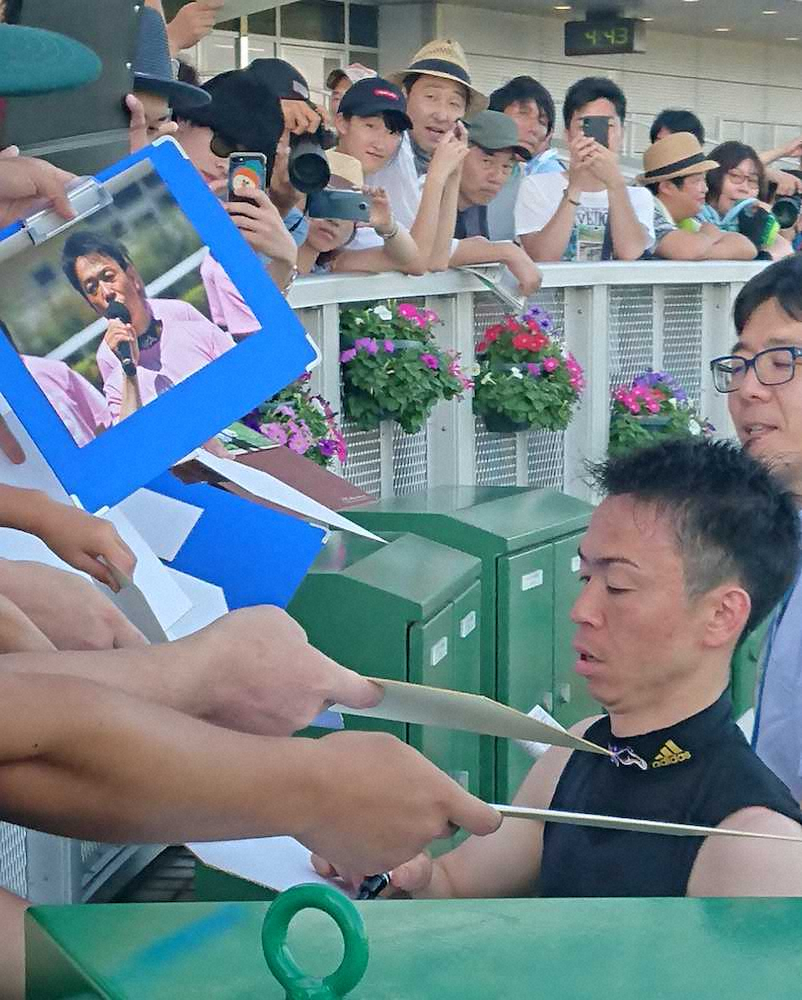 【画像・写真】【新潟12R】愛馬に感謝!北村宏　復帰初日で勝利