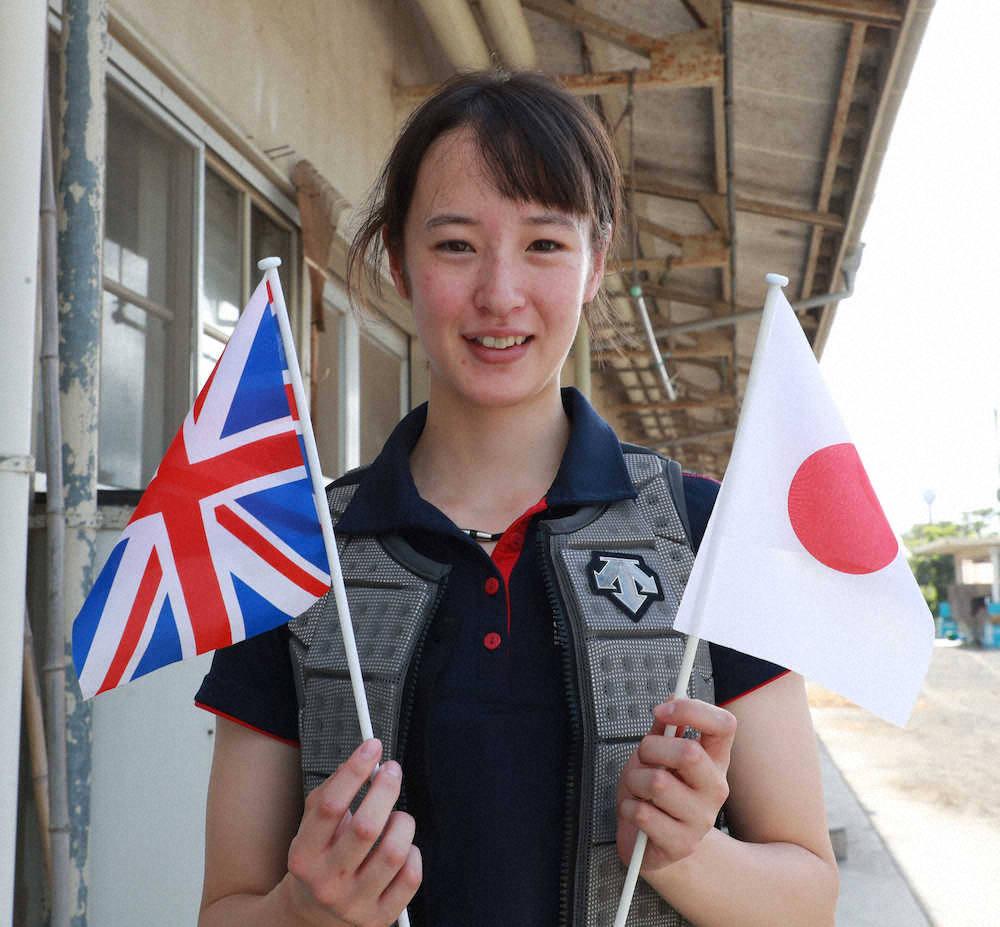 ＜英シャーガーC＞22歳の誕生日後初騎乗となるシャーガーCに向けて開催国の英国と日本の国旗を手に笑顔の菜七子（撮影・郡司　修）　　　　　　　　　　　　　　
