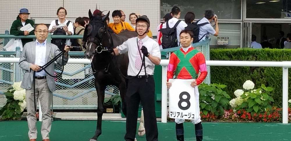 7月、福島競馬場で初勝利を挙げた愛馬マリアルージュの口取り式に臨む大野裕オーナー（左）と大野騎手（右）
