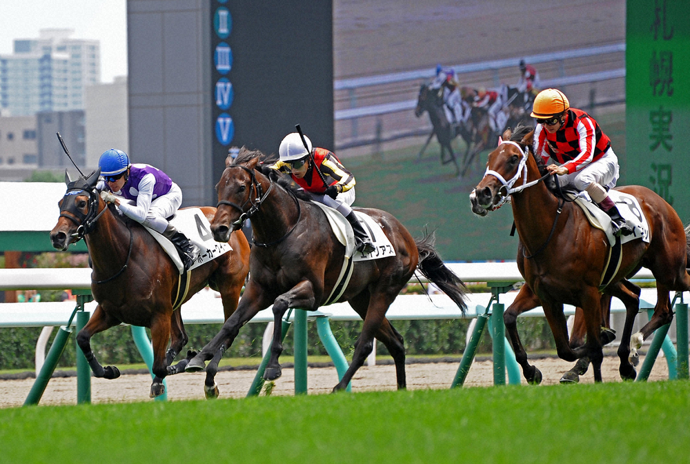 7月、札幌新馬戦でゴール前の直線で抜け出して勝ったエイリアス（中央）（撮影・千葉　茂）