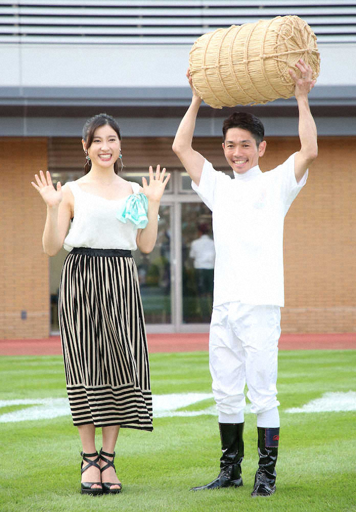 新潟競馬のリーディングジョッキーとなった戸崎圭太（右）は賞品の米俵に大喜び。　左は土屋太鳳（撮影・西川祐介）