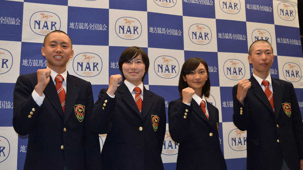11日に騎手免許試験に合格を果たした（左から）金山、中島、関本、浅野