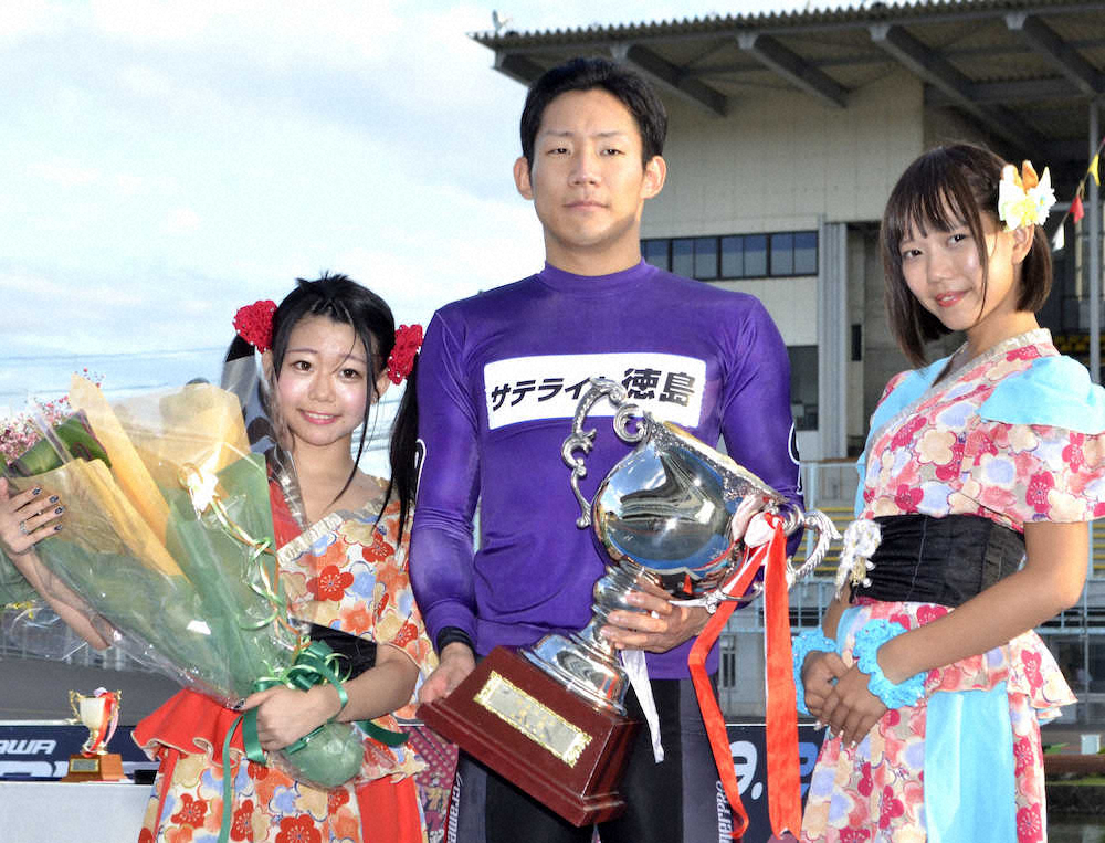 優勝し、カップを手にポーズをとる太田竜馬（中央）