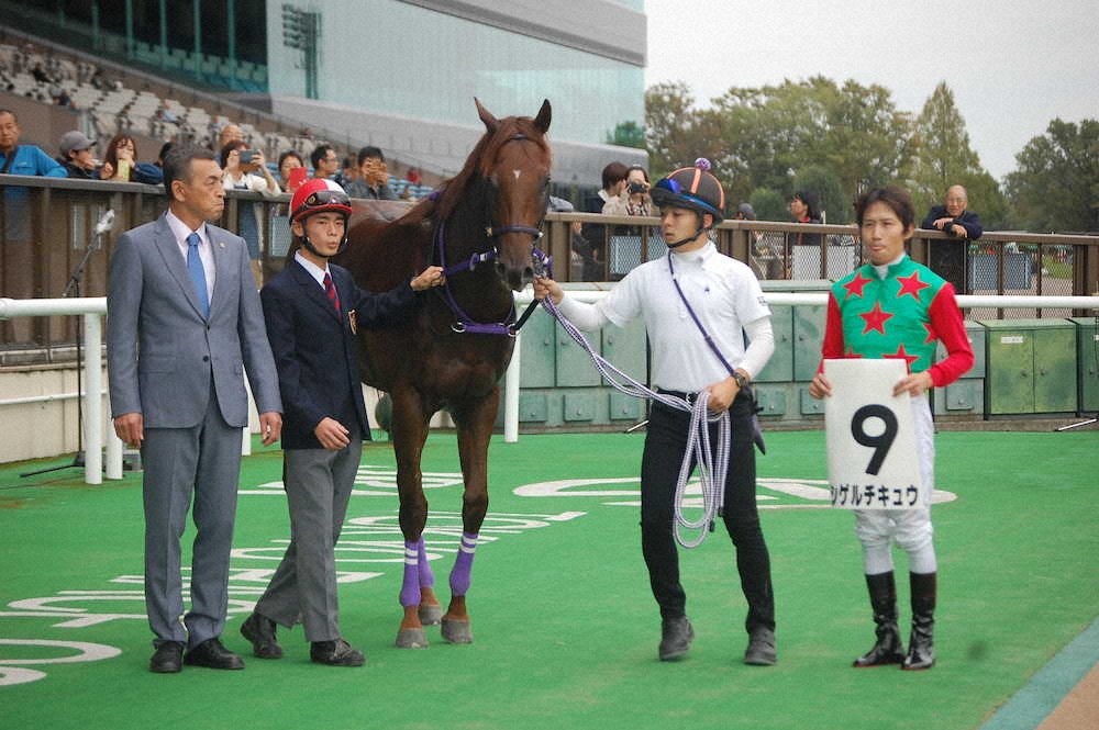 東京5R・2歳新馬戦を勝ったシゲルチキュウ。ゼッケンを持っているのが田辺騎手（撮影・小田　哲也）
