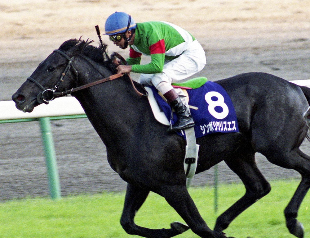 2003年の有馬記念を制し、連覇となったシンボリクリスエス。鞍上の 