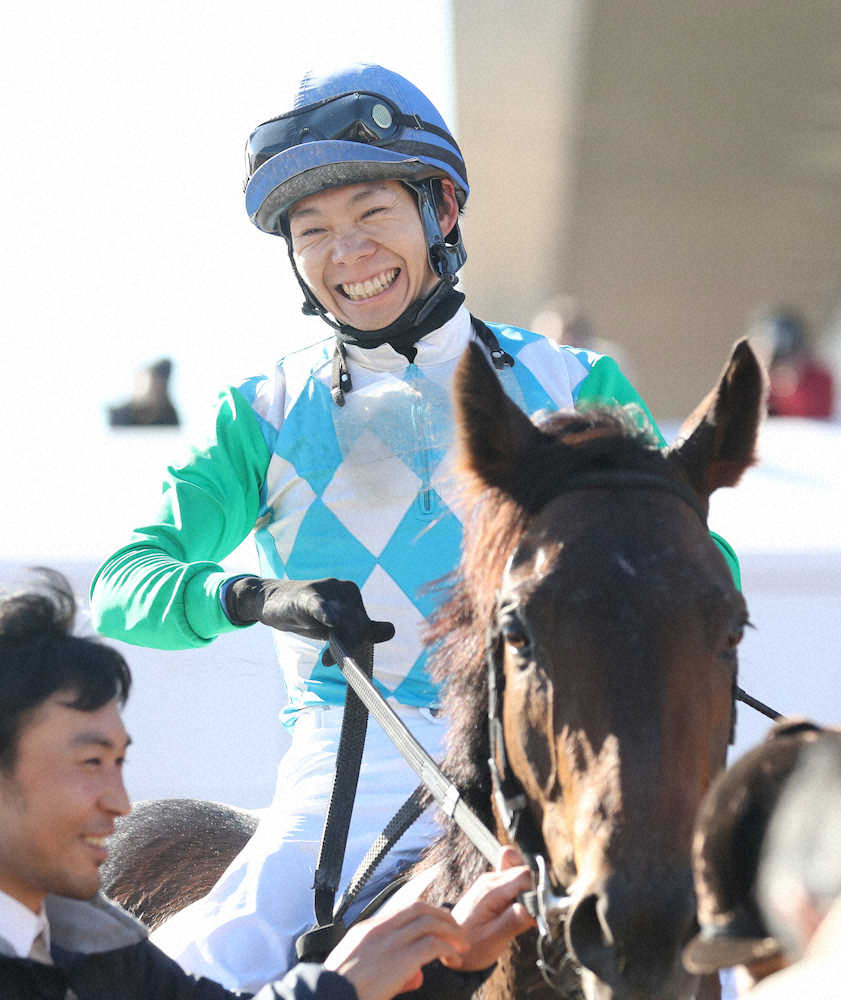 【画像・写真】20年中央競馬初勝利は伊藤工　ファンからのサイン攻めに「凄くうれしい」