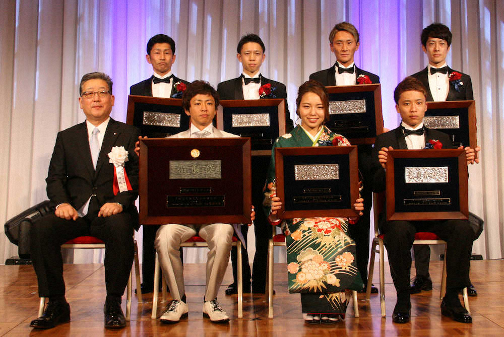 【画像・写真】MVP石野「9回裏2死から大逆転」　令和元年優秀選手表彰式典