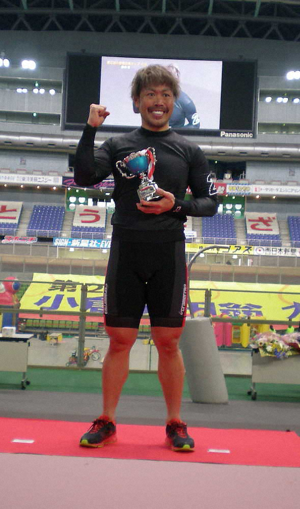 3度目のG3優勝を手にし、カップを手に笑顔を見せる松坂
