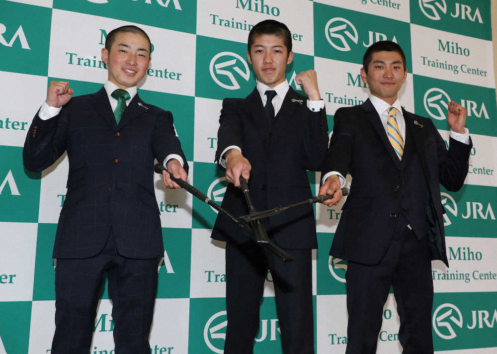 【画像・写真】新人騎手デビューへ決意新たに　新人騎手ムチ贈呈式