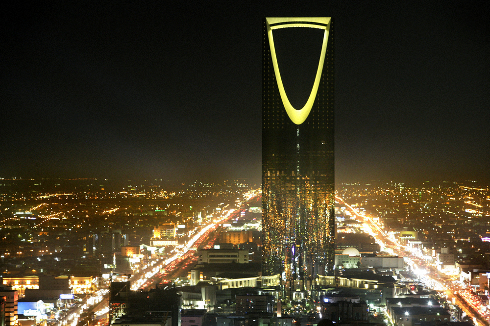 中央にキングダムタワーがそびえ立つサウジアラビア首都リヤドの夜景