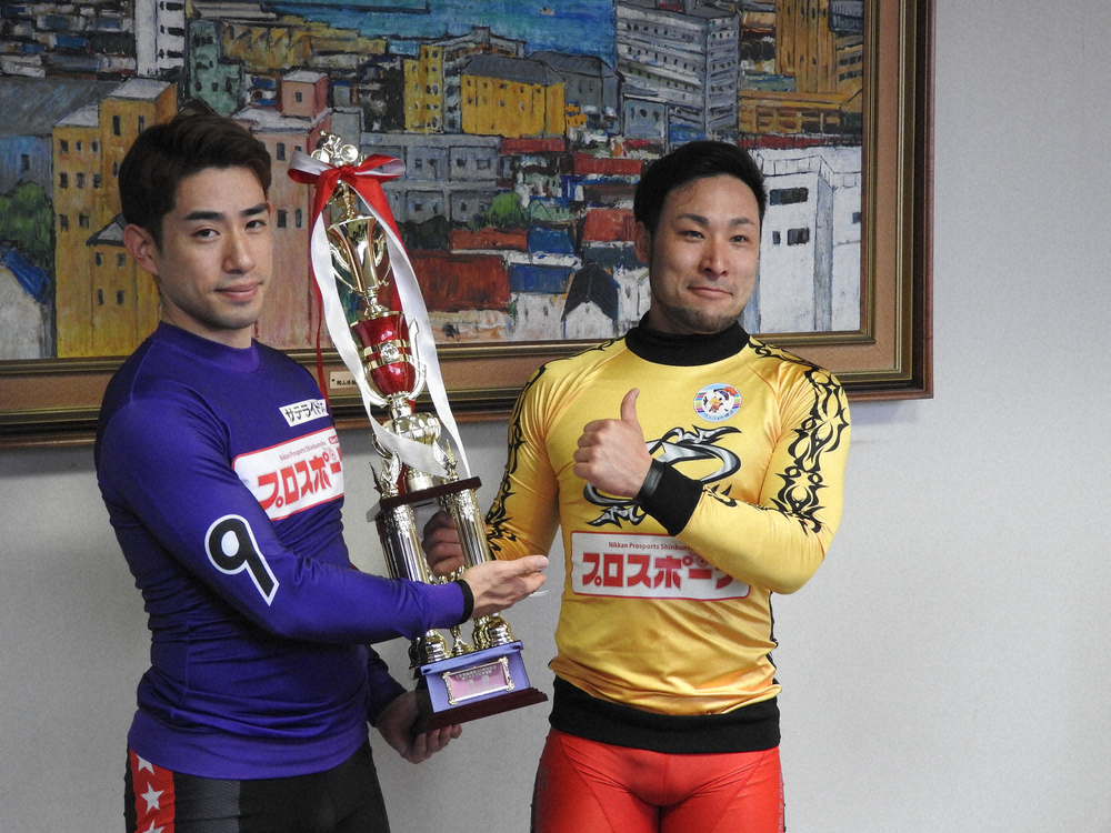 【画像・写真】＜玉野記念＞同着優勝となった新山（左）と郡司