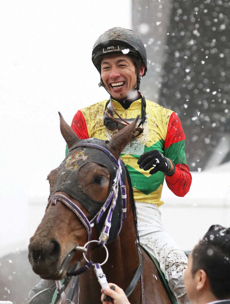雪の中山競馬場で中山牝馬Sを制した和田竜二はフェアリーポルカの鞍上で笑顔を浮かべる　　（撮影・西川祐介）