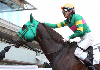 阪神2r オカリナで勝利しjra通算500勝を達成した古川吉洋騎手 中央 左から斉藤新騎手 高田潤騎手 鮫島克駿騎手 一人空けて 浜中俊騎手 藤岡佑介騎手 城戸義政騎手 撮影 亀井 直樹 スポニチ Sponichi Annex ギャンブル