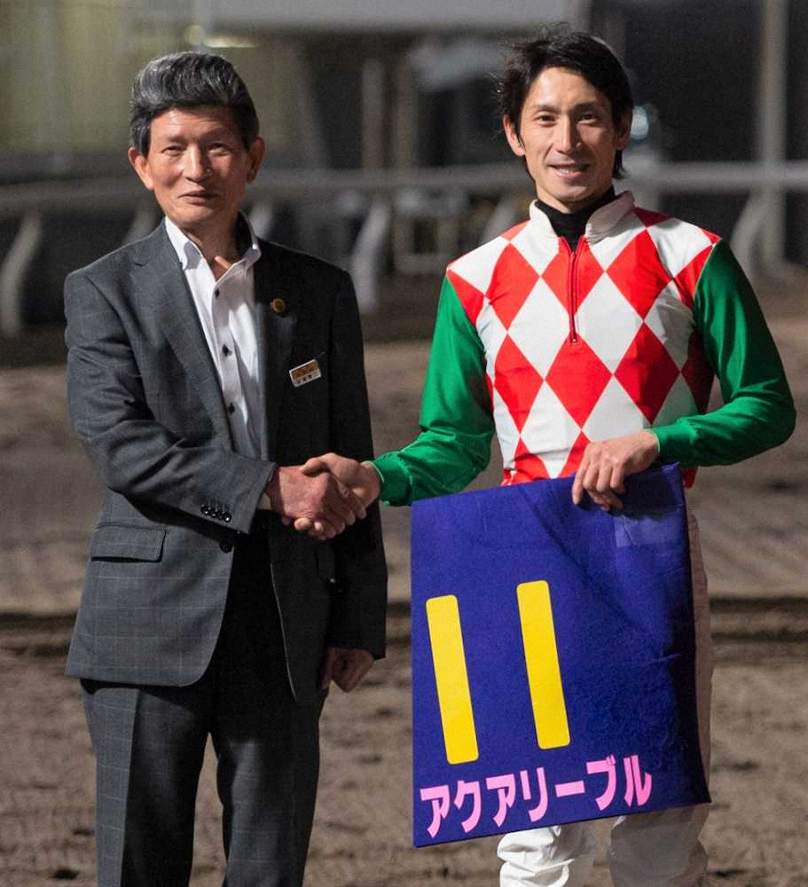 先月28日に東京プリンセス賞をアクアリーブルで制覇し、口取りに姿を見せた佐藤賢二師（左）（TCK提供）