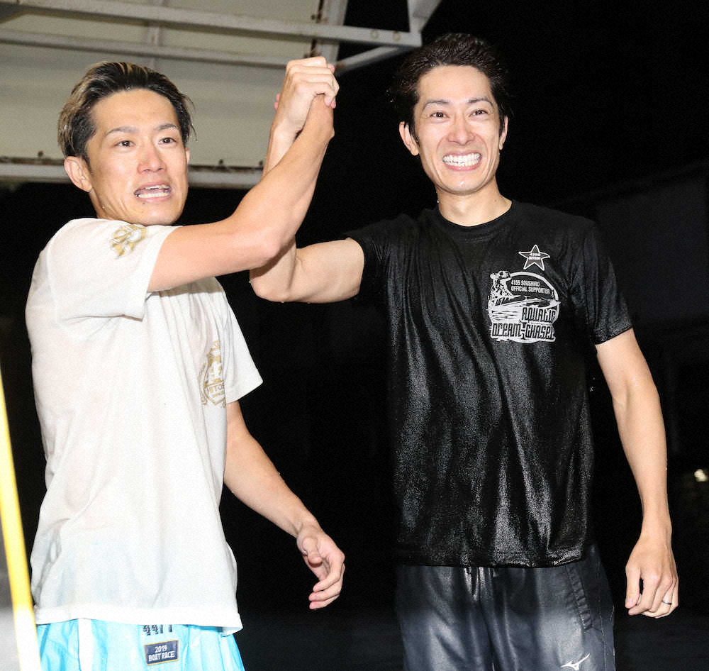 ＜住之江・ボートレースオールスター＞優勝した篠崎仁志（左）は兄・元志とがっちり握手する（撮影・平嶋　理子）