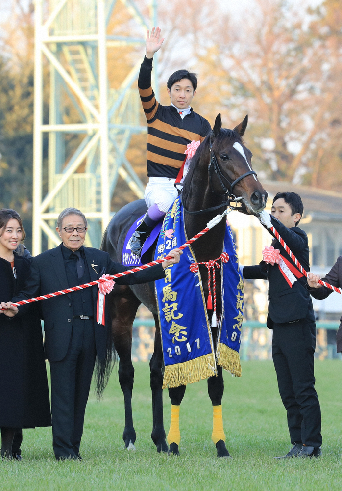 17年の有馬記念で有終Vを飾ったキタサンブラックと鞍上の武豊、北島三郎オーナー（左から2人目）