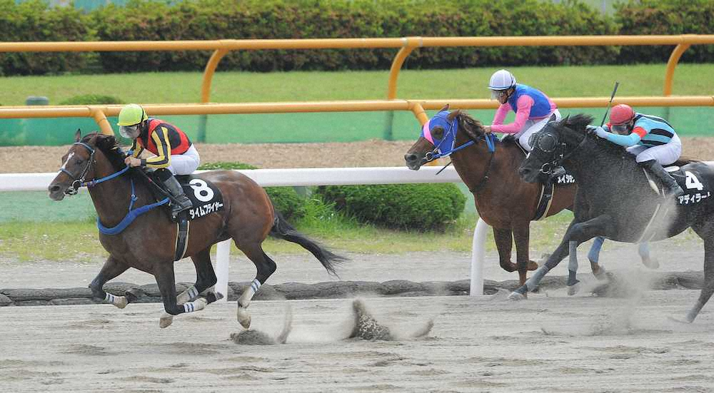 ＜函館11RマリーンS＞ゴール前の直線で他馬を一気に抜き去り快勝したタイムフライヤー（左）（撮影・千葉　茂）