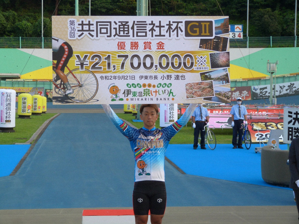 【画像・写真】G2以上のビッグレースで初優勝を果たし、賞金ボードを掲げる中本