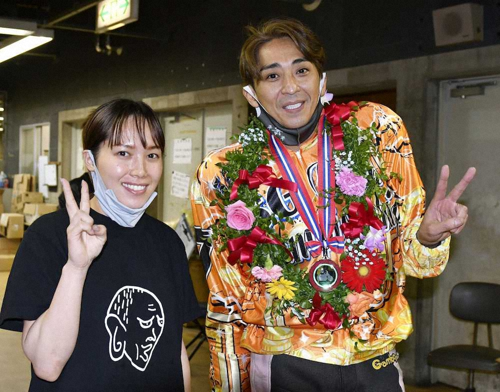 悲願のSG初優勝を果たした森（右）は佐藤摩弥と笑顔でポーズをとる