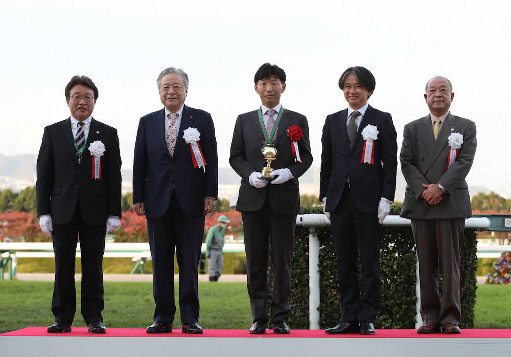 ラッキーライラックでエリザベス女王杯を連覇して記念撮影に納まる吉田俊介サンデーR代表（中央）