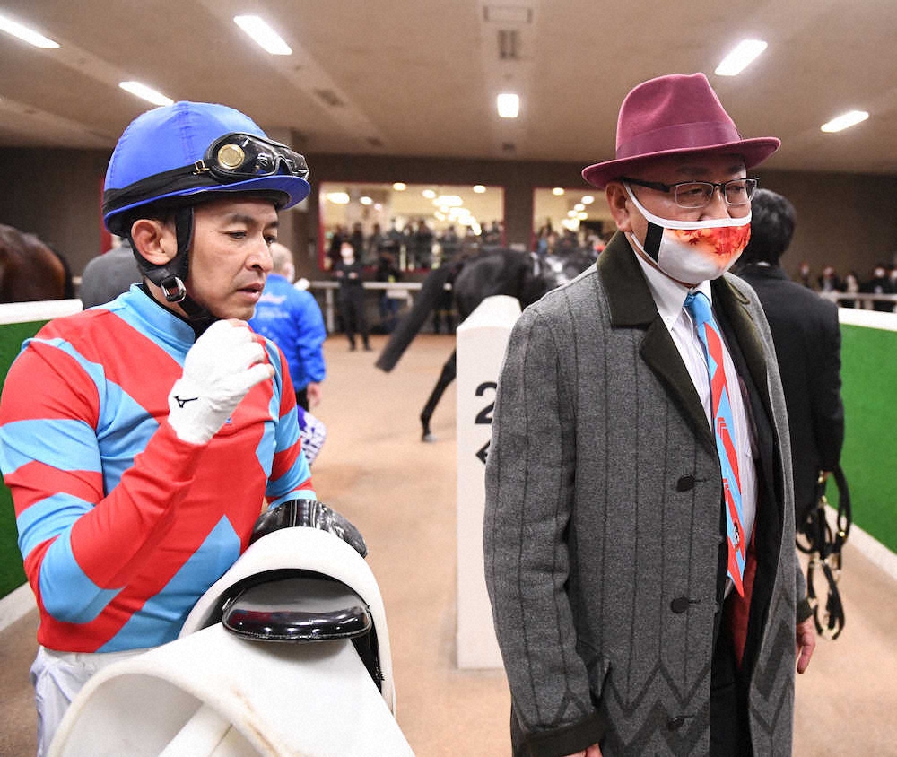 ＜ジャパンカップ＞2着でレースを終えたコントレイルに騎乗した福永（左）と矢作師