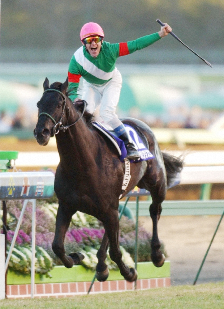 2003年の有馬記念を制し、連覇となったシンボリクリスエス。鞍上のオリビエ・ペリエ騎手はガッツポーズで雄叫びを上げる