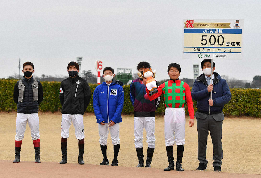 ＜中山12R＞レオンドーロでレースを制しJRA通算500勝を達成した柴田大（右から2人目）は（左から）菊沢、三浦、原、長岡（一人空いて）伊藤大師とポーズをとる
