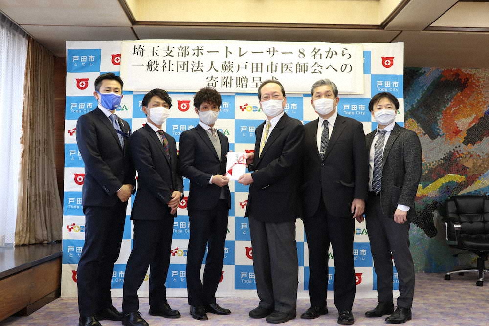 蕨戸田市医師会へ80万円を寄付した須藤博倫（左から3番目）と桐生順平（左から2番目）