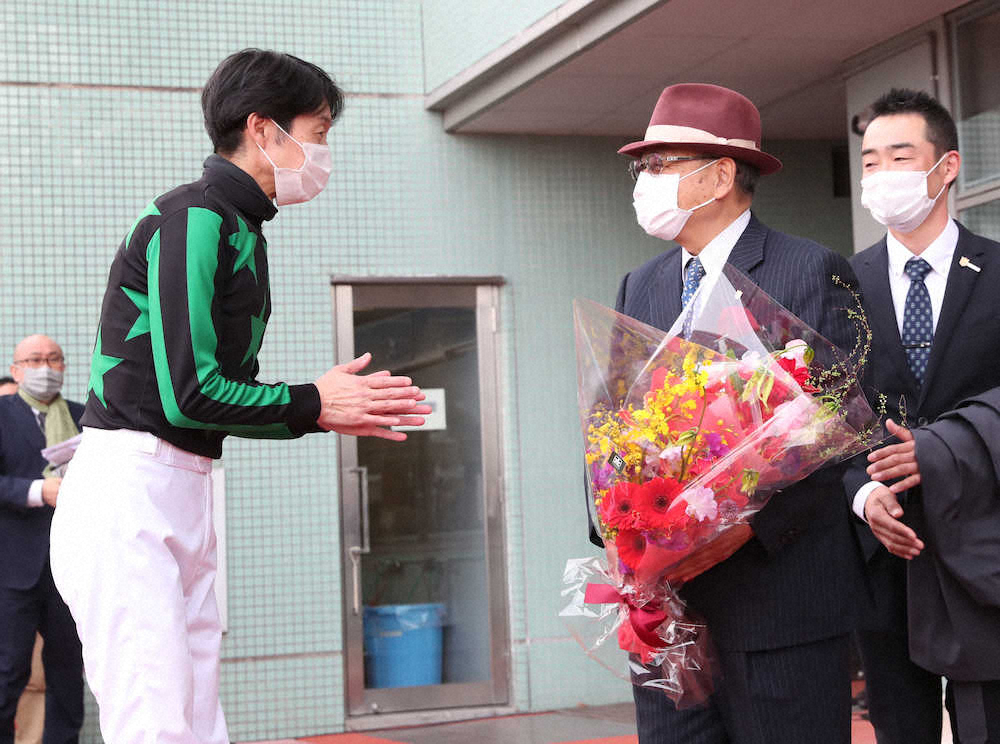 ＜阪神10R＞　最後の出走を終え、撮影後に武豊騎手（左）から拍手で送られる松田国英調教師　