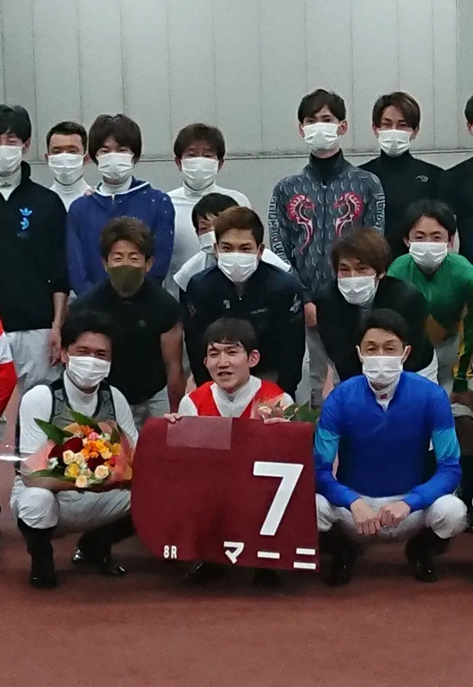 ラスト騎乗で重賞初制覇を飾った三津谷（前列中央）は記念撮影で笑顔