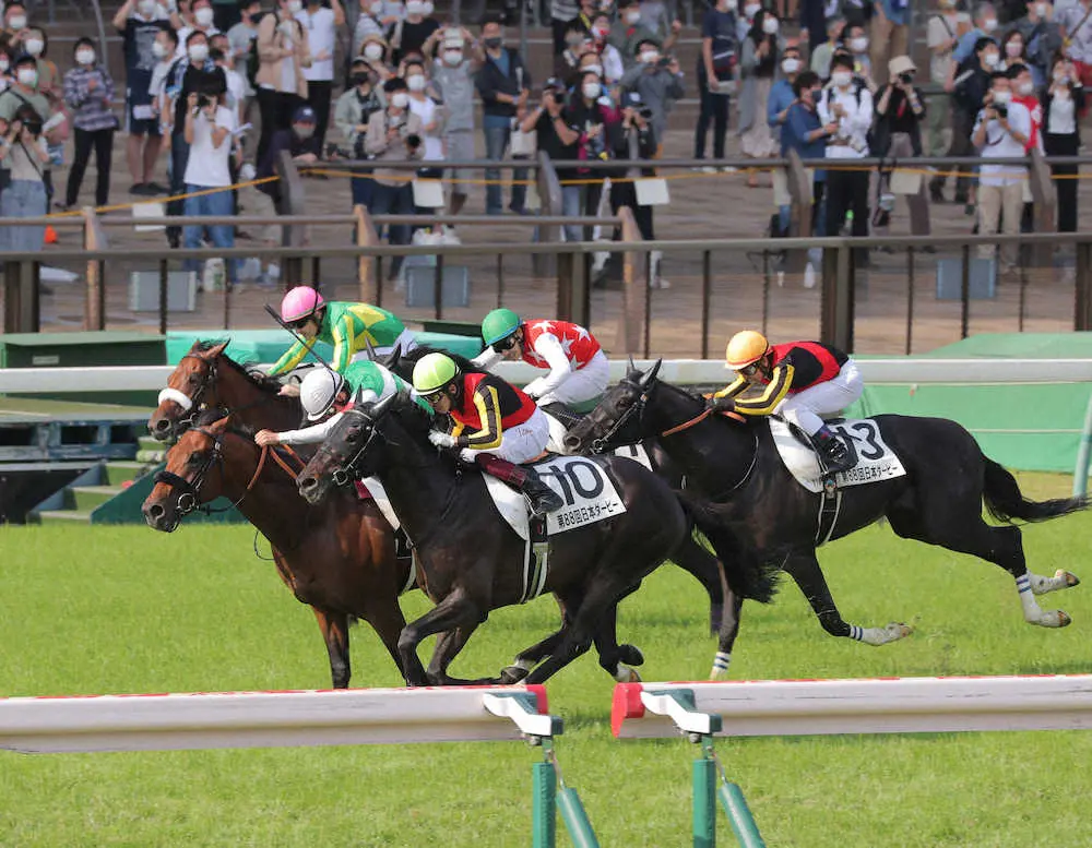 ＜東京競馬11R＞直線抜け出したエフフォーリア（左）を、シャフリヤール（中央手前）が鼻差捕らえ日本ダービーを制した